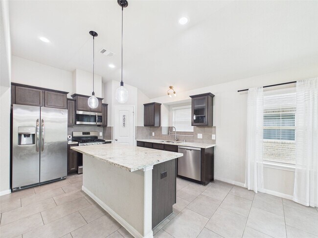 Building Photo - 721 Rim Water Dr