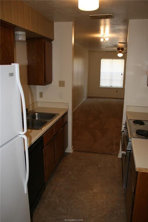 Building Photo - 1805 Woodsman Dr