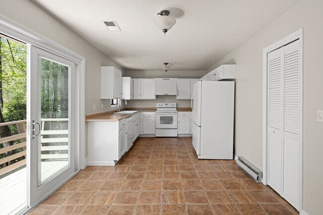 Building Photo - Lovely Home - Beautiful Wooded Setting