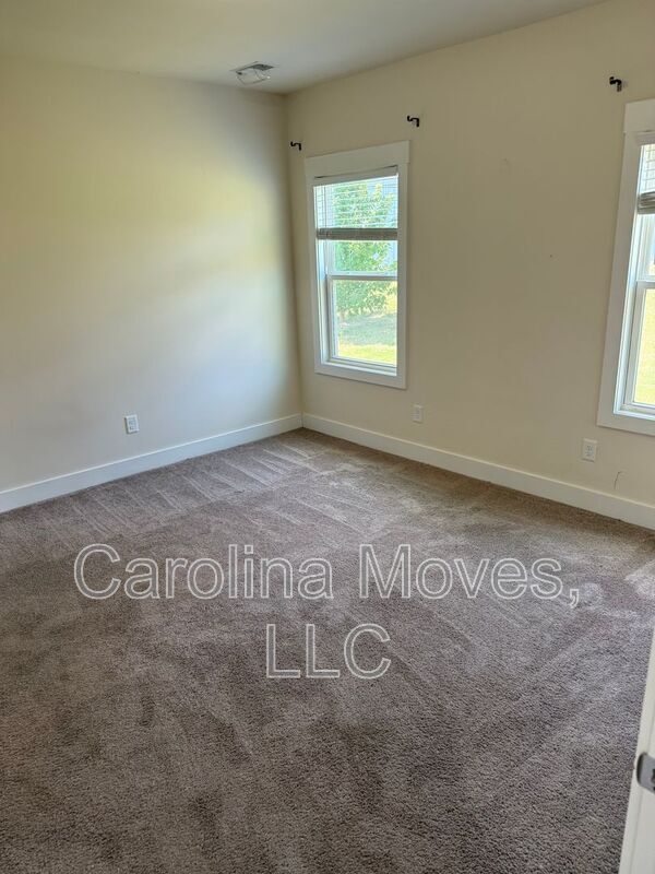 Building Photo - 6 Larson Dr