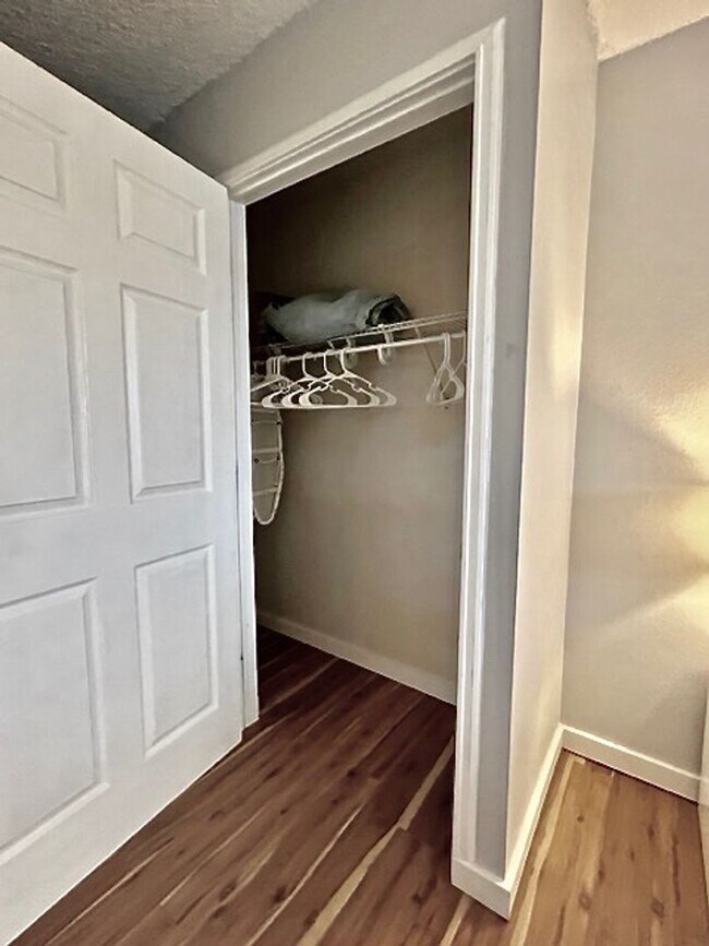 Building Photo - Furnished Cozy 1 Bedroom / 1 Bath Condo - ...