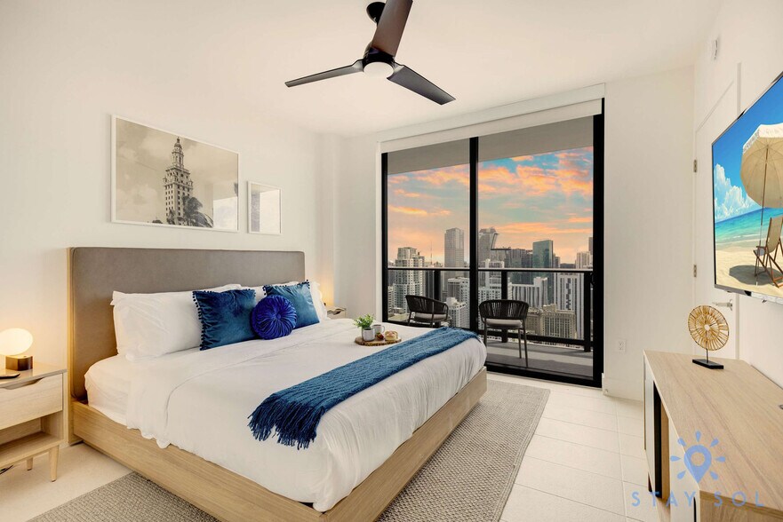 Building Photo - 601 NE 1st Ave