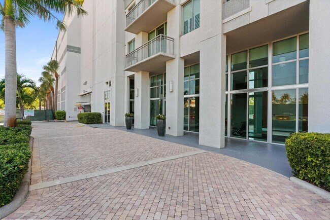 Building Photo - 300 S Australian Ave