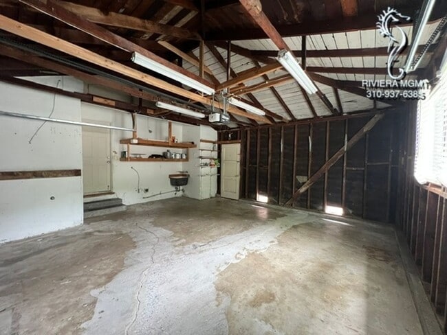Building Photo - 3BR 1.5BA House in the Hollywood Riviera