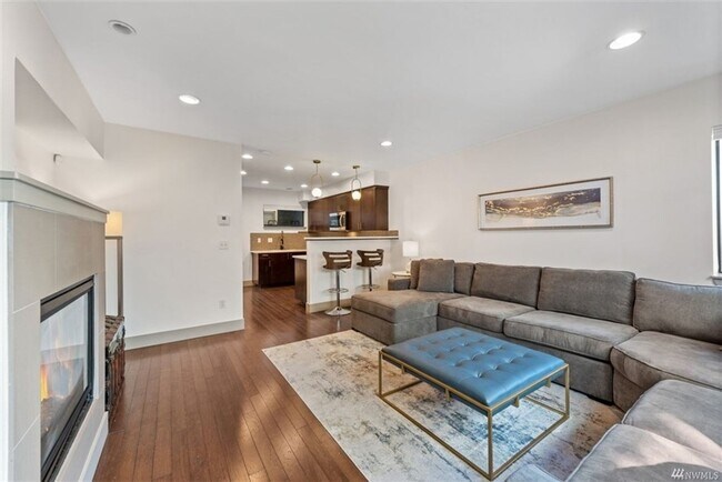 Building Photo - 2Bd/1.75Ba Seattle Townhouse