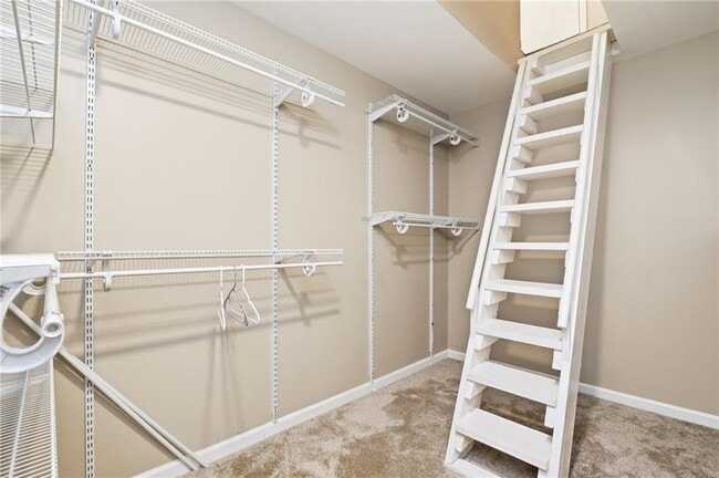 Building Photo - 310 Stoneleigh Dr SW