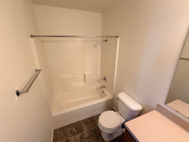 Building Photo - Two Bedroom Duplex in South Salem