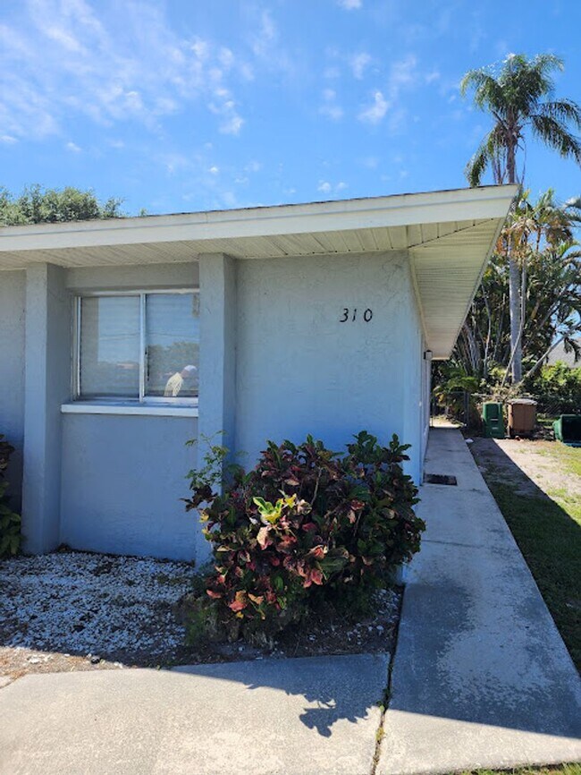Building Photo - 2 Bedroom 2 Bath Home Fenced Backyard!! Ca...