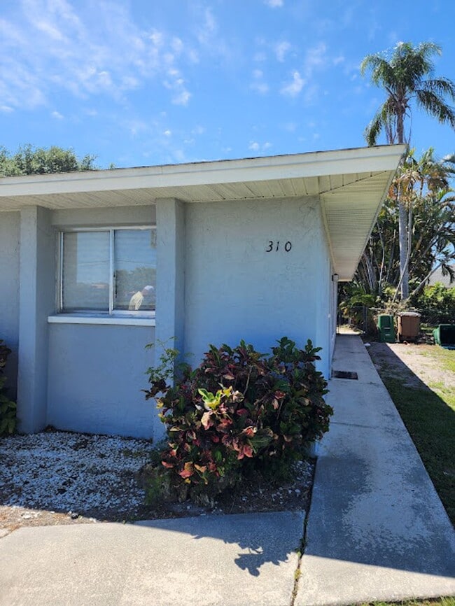 Primary Photo - ***SPECIAL - TWO WEEKS FREE*** - 2 Bedroom 2 Bath Home Fenced Backyard!! Cape Coral!