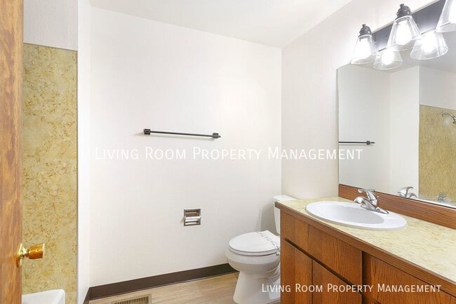Building Photo - Mid-Centruy Single Level Townhouse - New U...