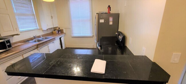 Building Photo - Euclid Ave - A 4 bedroom 2 bathroom Histor...