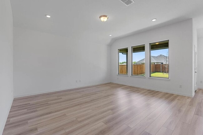 Building Photo - Cute, Quiet and ready NOW!