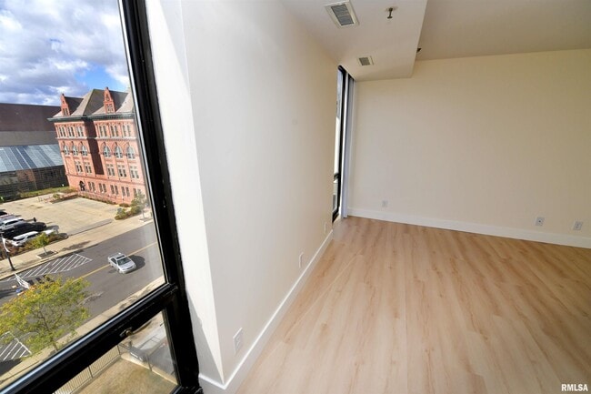 Building Photo - 123 SW Jefferson Ave