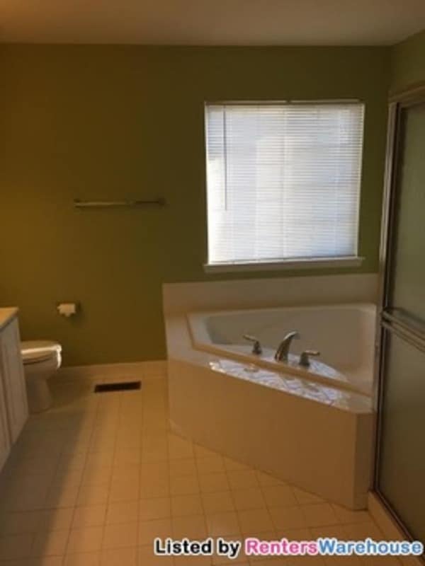Building Photo - 402 Callander Way