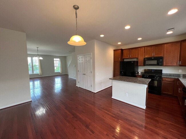 Building Photo - Beautiful and Spacious 3 Bed 2/2 Bath Bric...