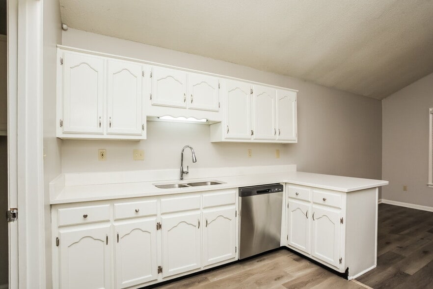 Building Photo - 7196 Atterbury Cir W
