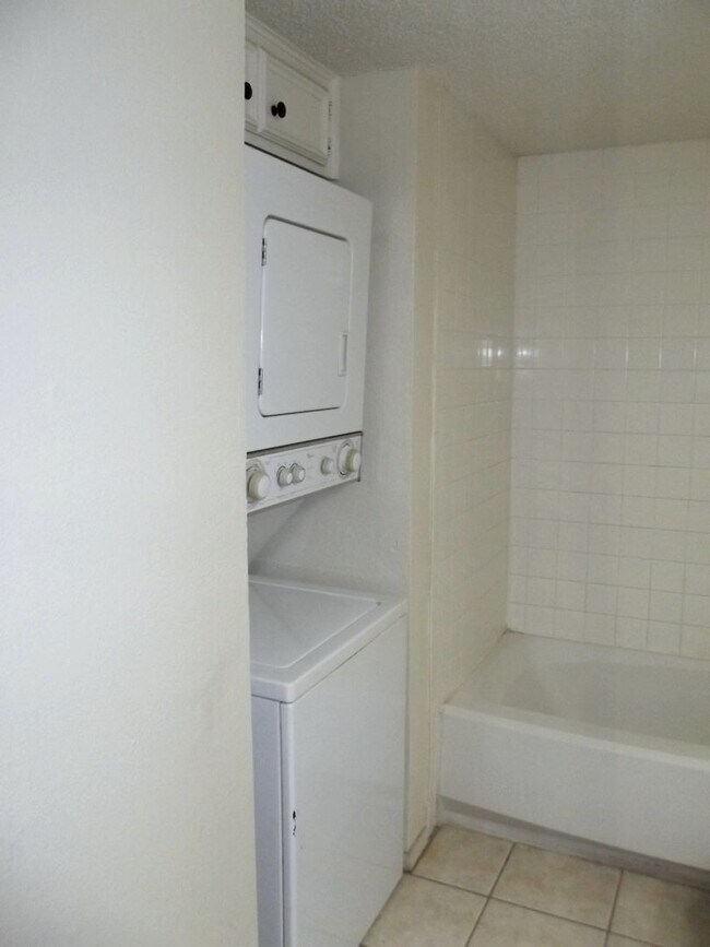 Building Photo - MOVE-IN SPECIAL  - 1 Bedroom, 1 Bath with Carport - Raintree Manor Condo