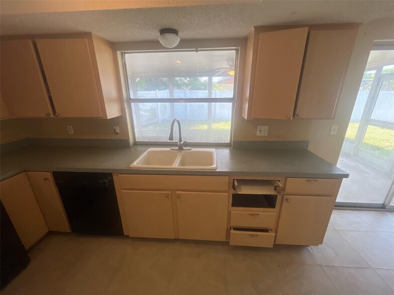 Building Photo - 6646 Albemarle Pkwy