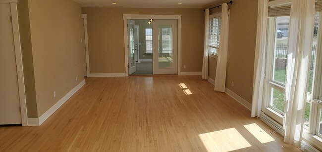 Building Photo - 4 bd, 2 ba, old SW Columbia, corner lot, great shape, fenced, hardwoods, W/D