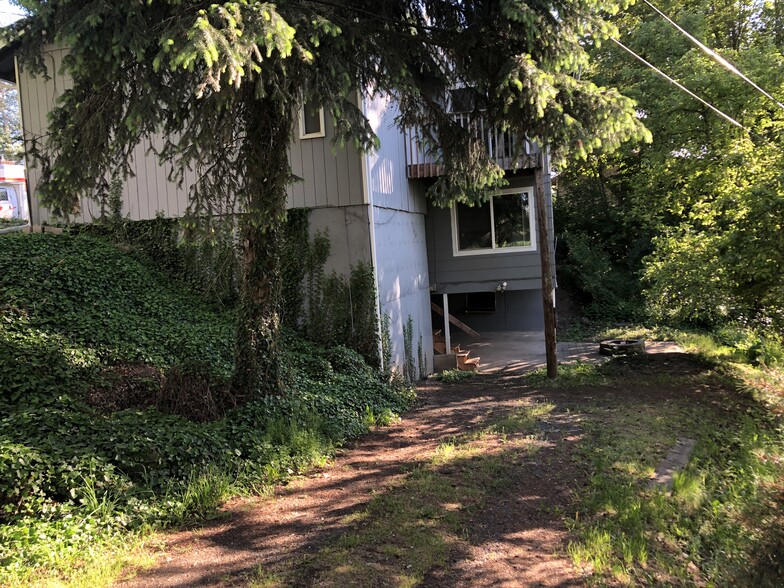 Building Photo - 1265 NE Hillside Dr