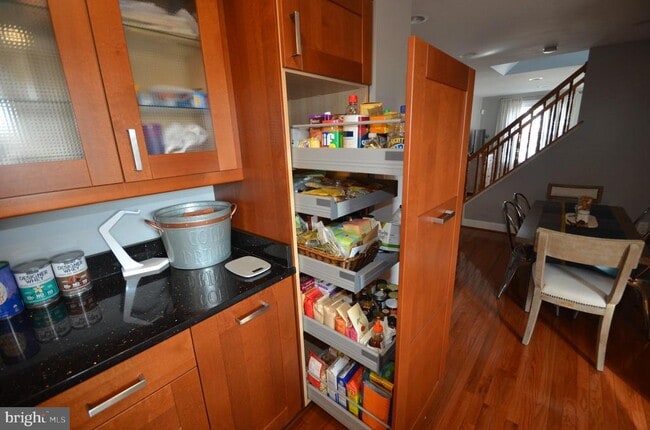 Building Photo - 3723 S Four Mile Run Dr