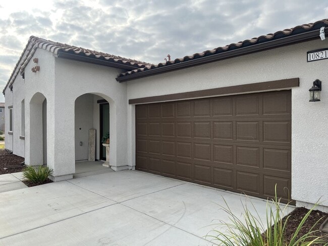 Building Photo - 4 Bedroom 2 Bath