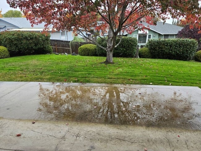 Building Photo - 3 bed 2 bath  Home for Rent in Grants Pass