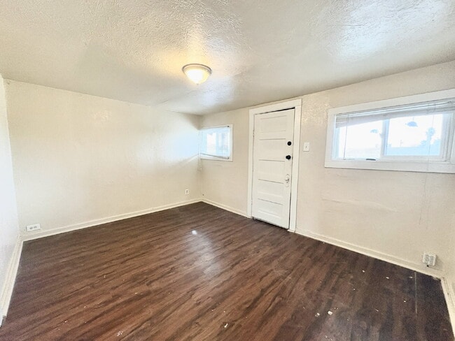 Building Photo - Quick Move-in= 1st Month 50% off rent!  Bright & Centrally Located 1-Bedroom Apartment Near Downt...