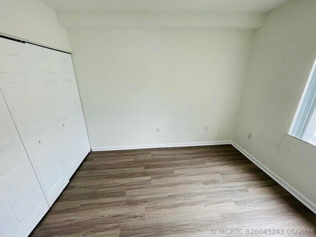 Building Photo - 1055 Golden Lakes Blvd