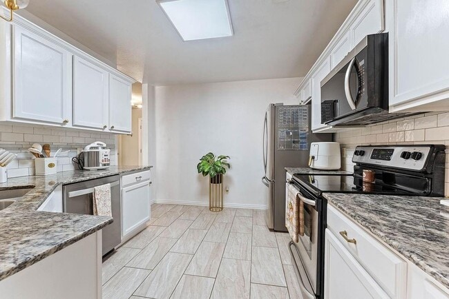 Building Photo - 3409 SW Picasso Blvd