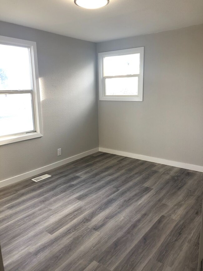 Building Photo - Recently Remodeled Home for Rent, Knolls V...