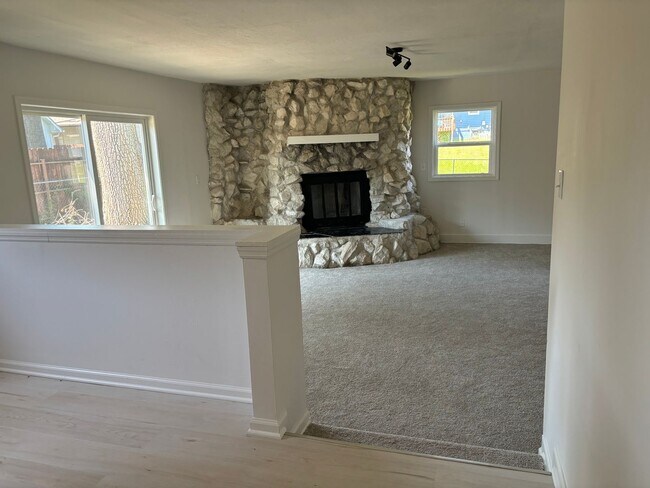 Building Photo - 924 S Madison St