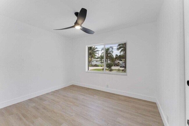 Building Photo - 808 NE 72nd St