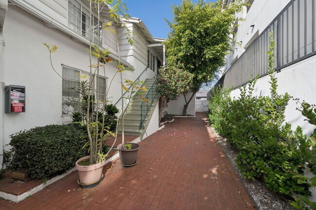 Building Photo - 11613 Moorpark St