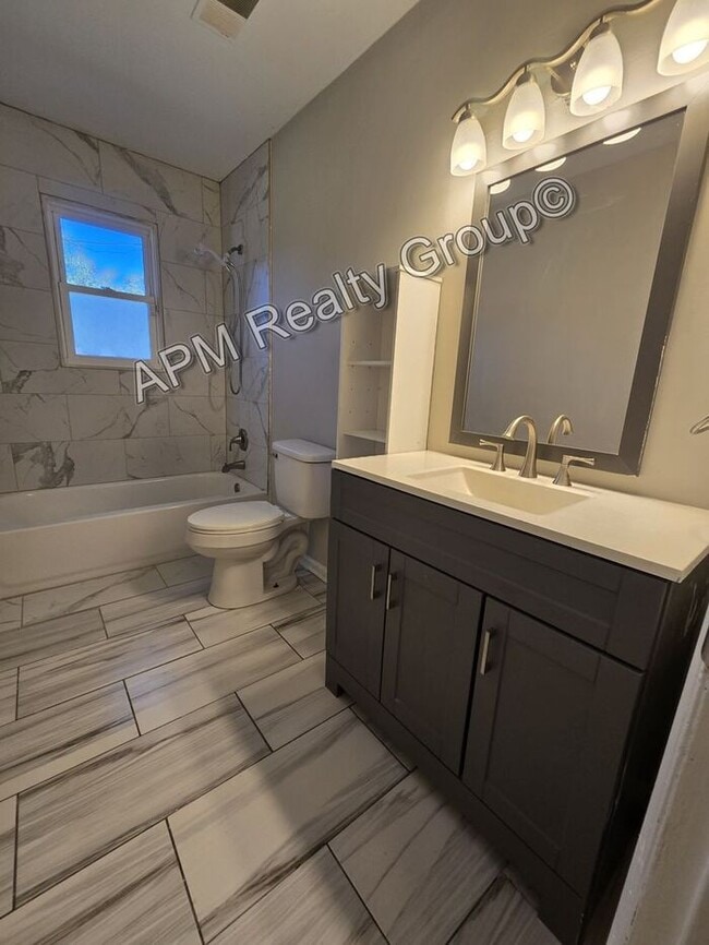 Building Photo - Three bedroom house in Eastover