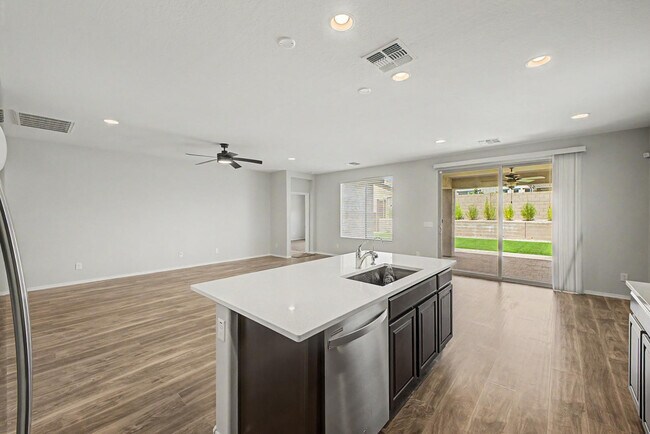 Building Photo - 7104 W Spur Dr