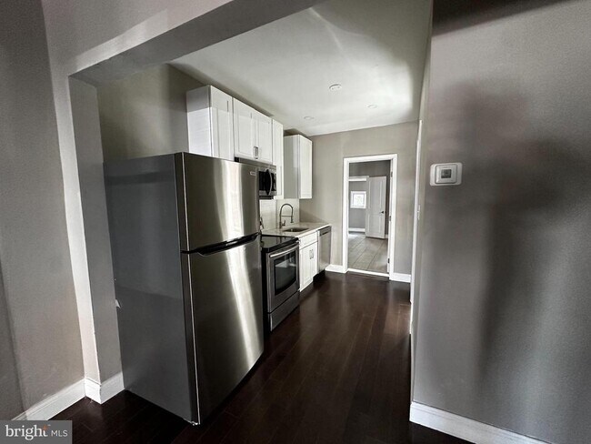 Building Photo - 6142 Larchwood Ave