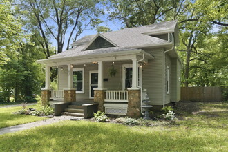 Building Photo - 837 S Kentwood Ave