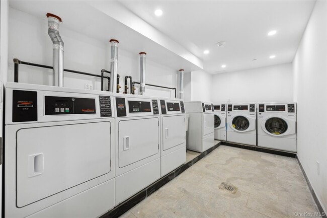 Building Photo - 163-07 72nd Ave