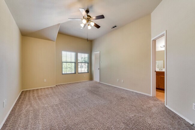 Building Photo - COMING SOON! CHARMMING 2 BEDROOM TOWNHOME ...