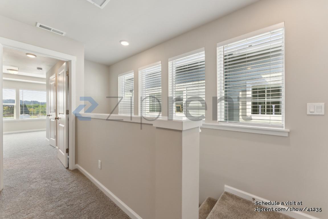 Building Photo - 8457 SE Kinnaman St