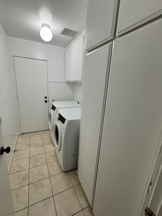 Building Photo - Spacious Single Story Upgraded Home