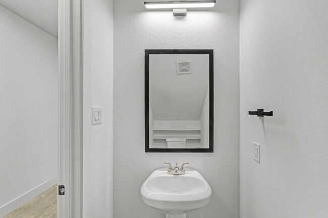 Building Photo - MOVE IN SPECIALS