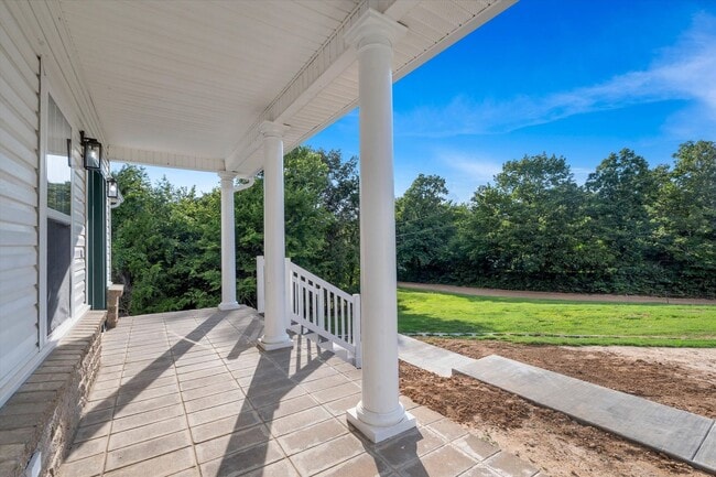 Building Photo - Spacious 5-Bedroom Home on 1.5+ Acres in West Side School District
