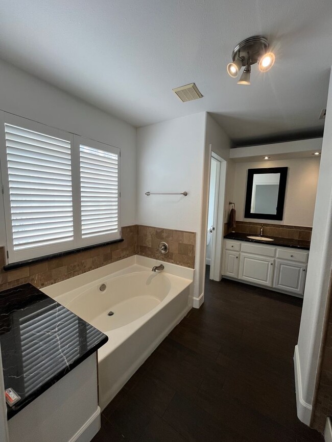 Building Photo - Beautiful Southside Visalia Home! Coming Soon!