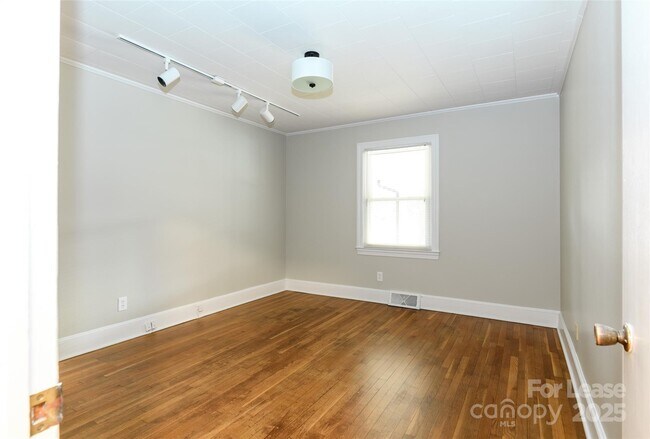Building Photo - 34 Rollingwood Ln