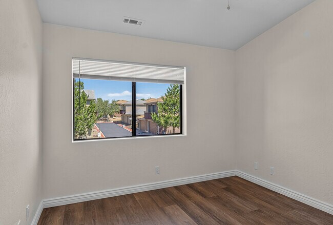 Building Photo - 1519 E Payton Wy