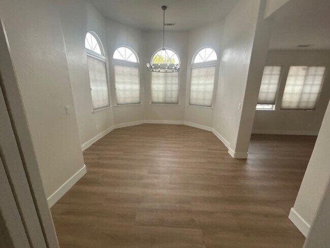 Building Photo - 4 Bedroom 2 Bathroom in SE Visalia with Po...