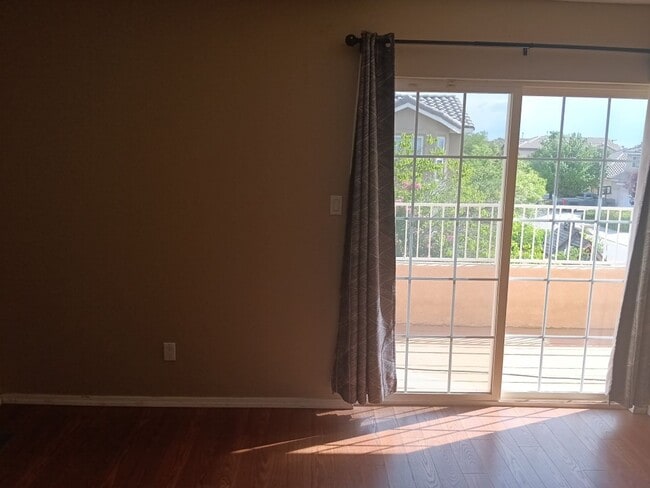 Building Photo - 5 bedrooms, 3 Bath House! Located On NE Si...