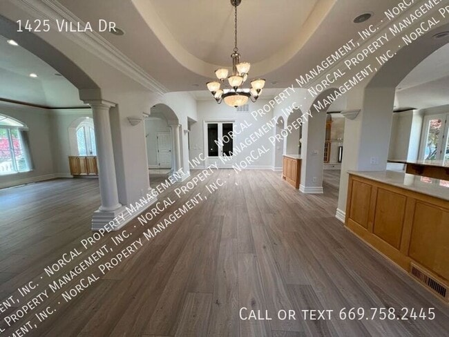 Building Photo - 1425 Villa Dr